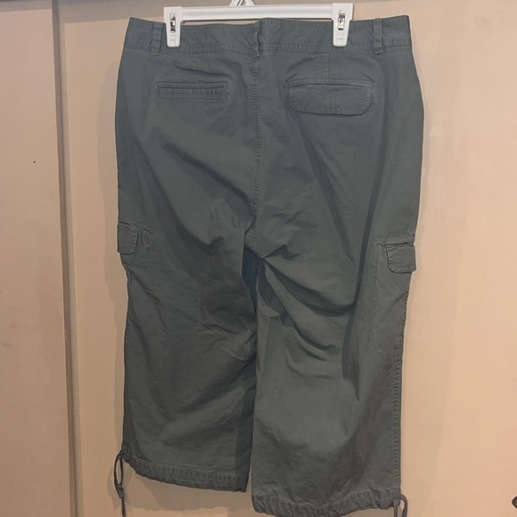 Dockers ladies army green capris with many pockets. Draw string bottoms. Sz 16 - Picture 4 of 7
